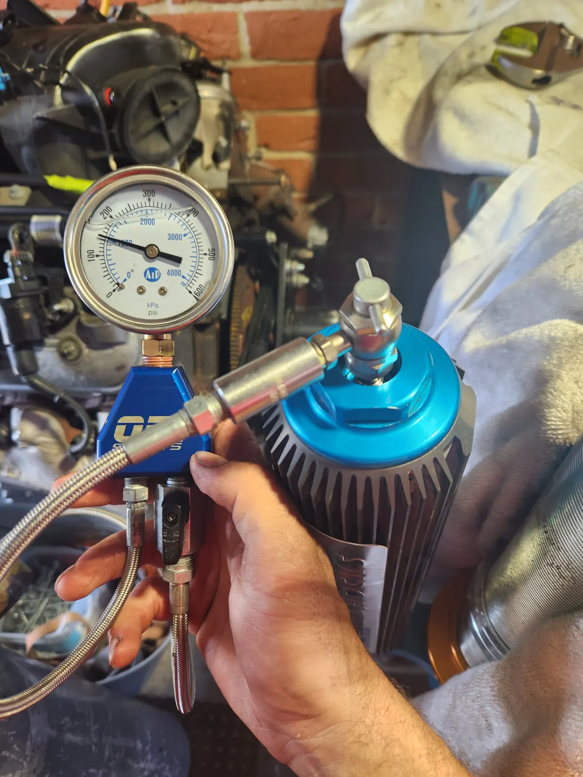Charging a blue shock absorber reservoir with nitrogen through a gauge